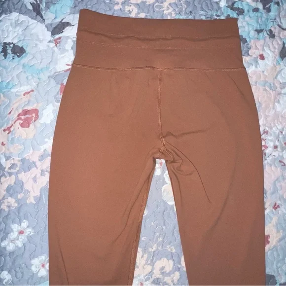 Vuori Women's 7/8 Daily Leggings - Picture 6 of 10